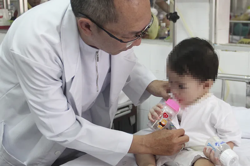 Cứu sống bé 16 tháng tuổi bị rách cổ họng do muỗng lọt sâu